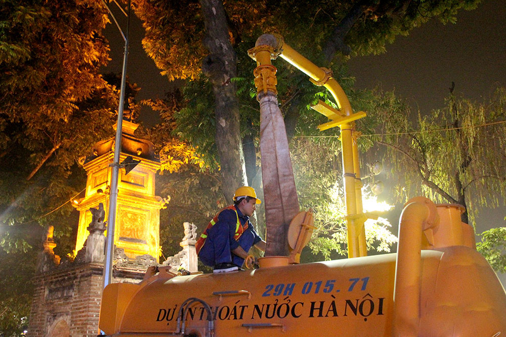 200 công nhân trắng đêm nạo vét hồ Hoàn Kiếm