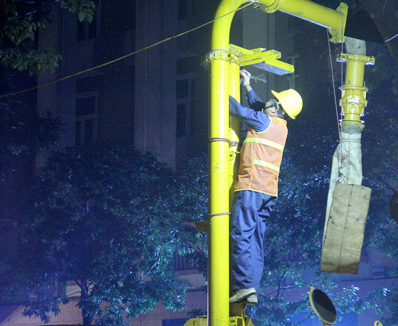 200 công nhân trắng đêm nạo vét hồ Hoàn Kiếm