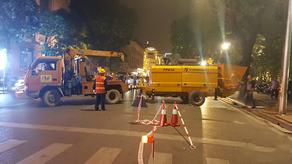 200 công nhân trắng đêm nạo vét hồ Hoàn Kiếm