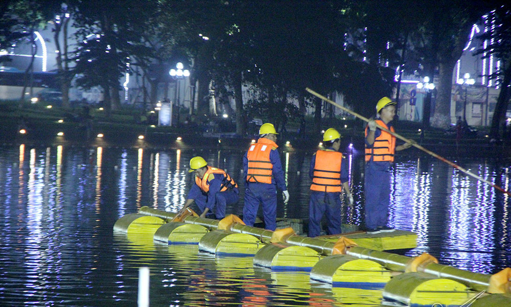 200 công nhân trắng đêm nạo vét hồ Hoàn Kiếm