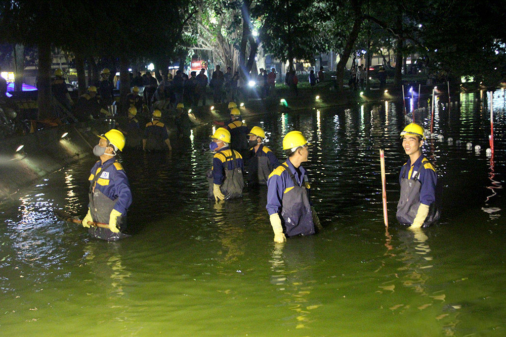 200 công nhân trắng đêm nạo vét hồ Hoàn Kiếm