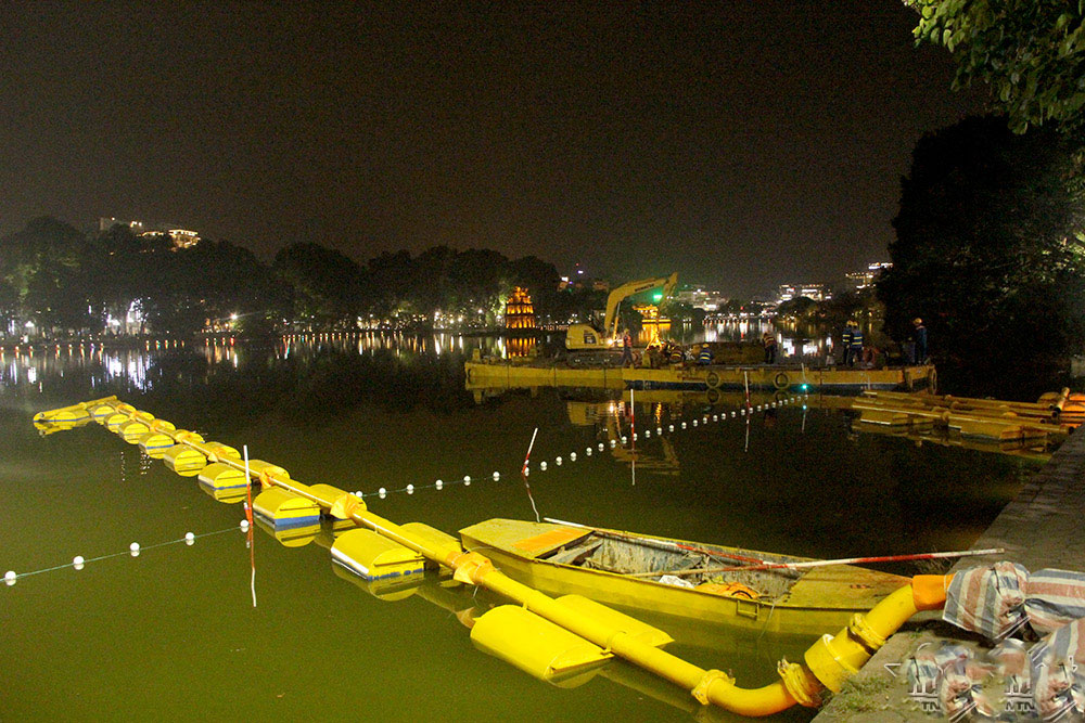 200 công nhân trắng đêm nạo vét hồ Hoàn Kiếm