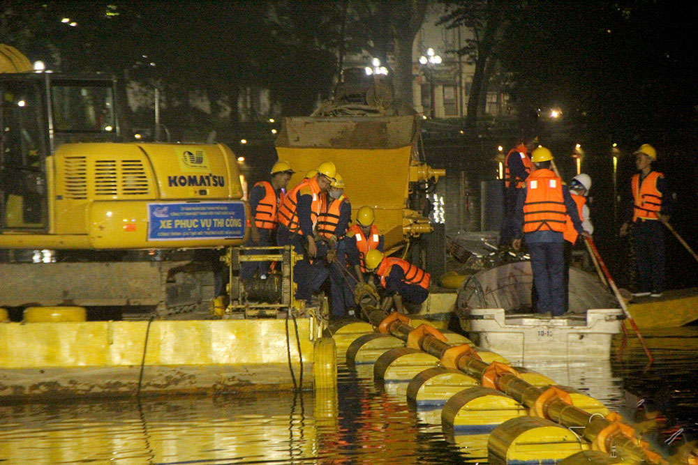 200 công nhân trắng đêm nạo vét hồ Hoàn Kiếm