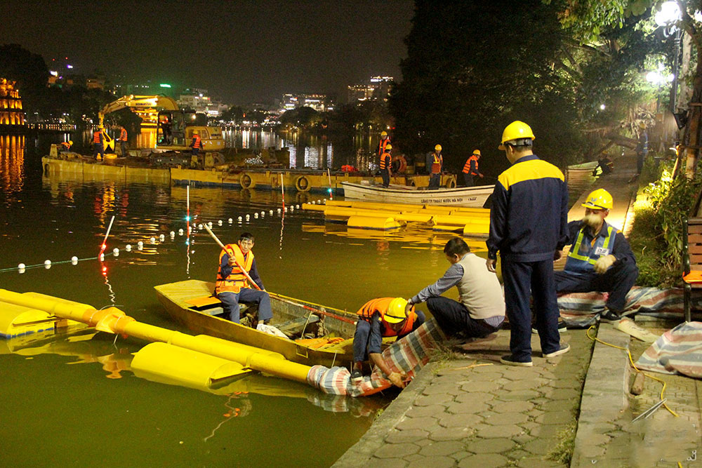 200 công nhân trắng đêm nạo vét hồ Hoàn Kiếm