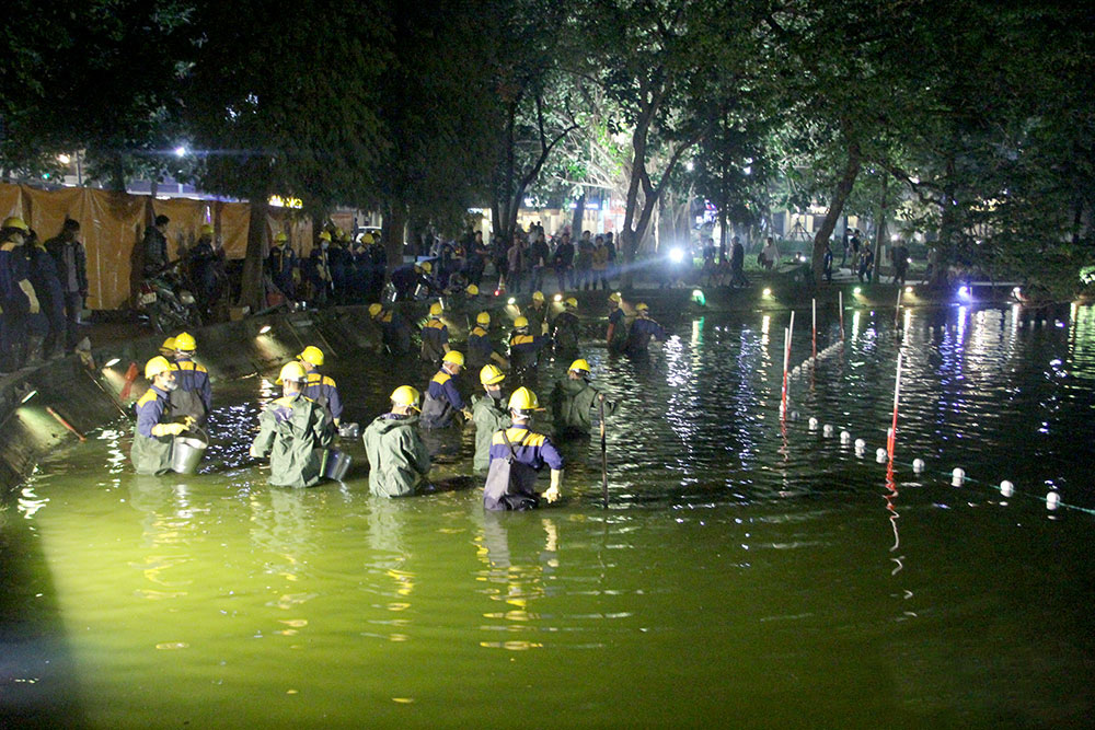 200 công nhân trắng đêm nạo vét hồ Hoàn Kiếm