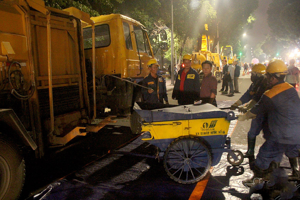 200 công nhân trắng đêm nạo vét hồ Hoàn Kiếm