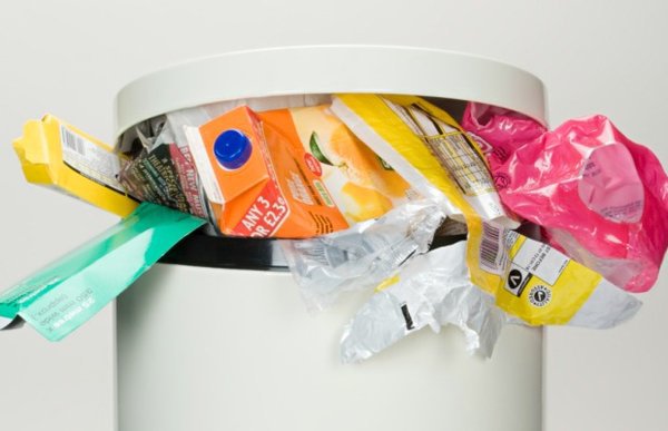 Thùng rác hết sạch mùi hôi trong một nốt nhạc chỉ nhờ... cục bông gòn