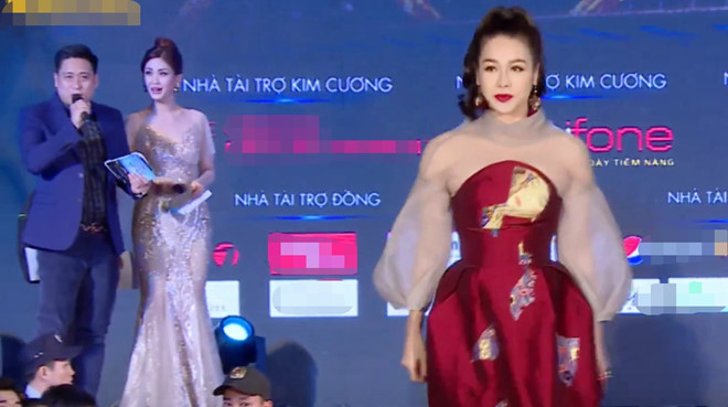 Minh Tiệp bị chê là MC thảm họa trên thảm đỏ LHP Việt Nam