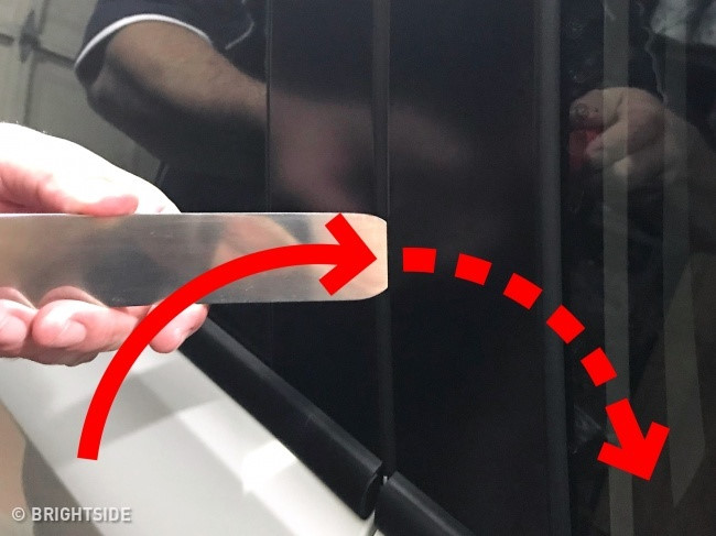 Mẹo hay giúp mở cửa xe ôtô khi bỏ quên chìa khóa