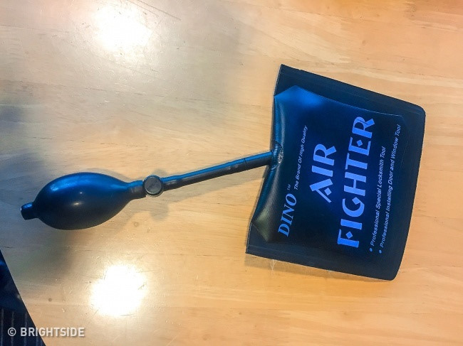 Mẹo hay giúp mở cửa xe ôtô khi bỏ quên chìa khóa