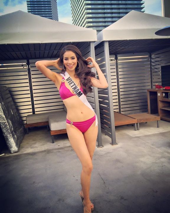 Hoa hậu Phạm Hương đốt cháy khu bể bơi khi diện bikini khoe thân hình bốc lửa