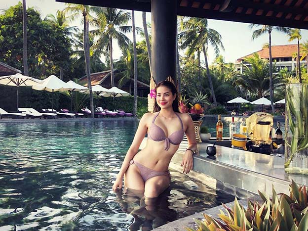 Hoa hậu Phạm Hương đốt cháy khu bể bơi khi diện bikini khoe thân hình bốc lửa