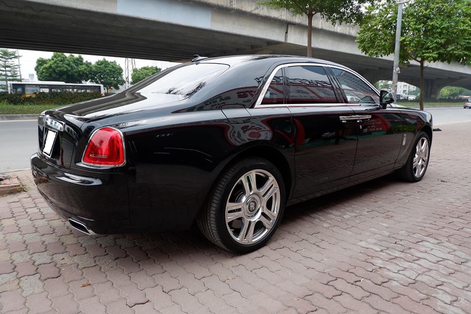 Rolls Royce Ghost 30 tỷ rao bán trên vỉa hè Hà Nội Rolls Royce Ghost 30 tỷ rao bán trên vỉa hè Hà Nội