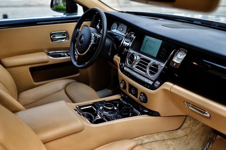 Rolls Royce Ghost 30 tỷ rao bán trên vỉa hè Hà Nội Rolls Royce Ghost 30 tỷ rao bán trên vỉa hè Hà Nội