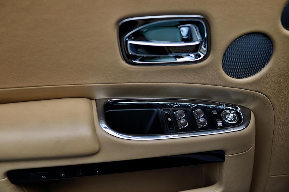 Rolls Royce Ghost 30 tỷ rao bán trên vỉa hè Hà Nội Rolls Royce Ghost 30 tỷ rao bán trên vỉa hè Hà Nội