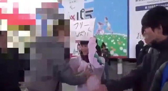 Cho người lạ sờ ngực để ủng hộ hòa bình thế giới