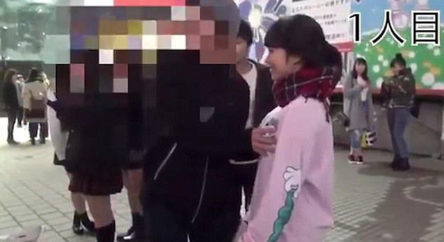 Cho người lạ sờ ngực để ủng hộ hòa bình thế giới