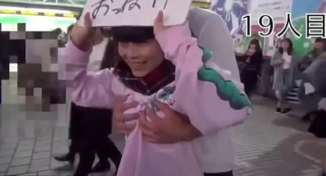 Cho người lạ sờ ngực để ủng hộ hòa bình thế giới