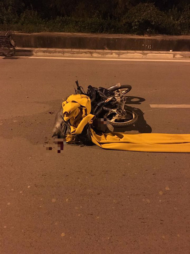 Hà Nội: Cô gái gục khóc bên thi thể bạn trai sau cú tông trực diện với xe máy khác