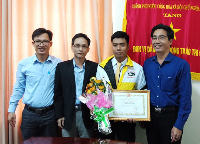 Tài xế taxi trả lại 200 triệu cho hành khách bỏ quên trên xe