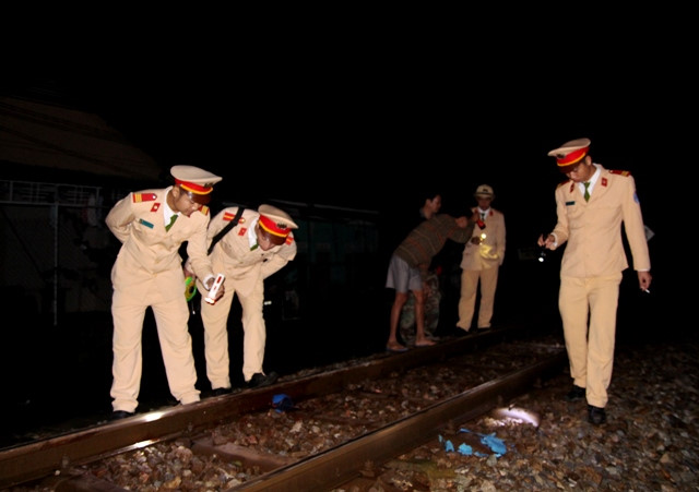 Sáng nhảy sông tự tử bất thành, tối chết vì lao đầu vào tàu hỏa