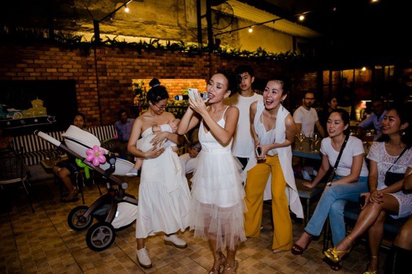 Tăng Thanh Hà mặc giản dị nhưng vẫn nổi bần bật trong tiệc sinh nhật con trai ca sĩ Thảo Trang Tăng Thanh Hà mặc giản dị nhưng vẫn nổi bần bật trong tiệc sinh nhật con trai ca sĩ Thảo Trang