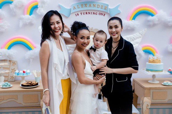 Tăng Thanh Hà mặc giản dị nhưng vẫn nổi bần bật trong tiệc sinh nhật con trai ca sĩ Thảo Trang