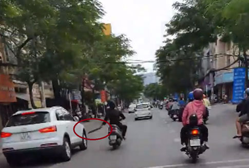 Bắt giữ người cầm mã tấu chém rụng hàng loạt kính xe ô tô