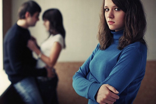 Vợ bầu chết đứng vì chồng cùng lúc làm em họ mình có thai