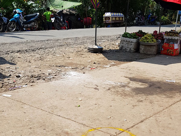 Em đâm chết anh trước mặt mẹ