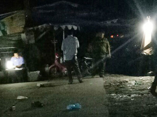 Em đâm chết anh trước mặt mẹ