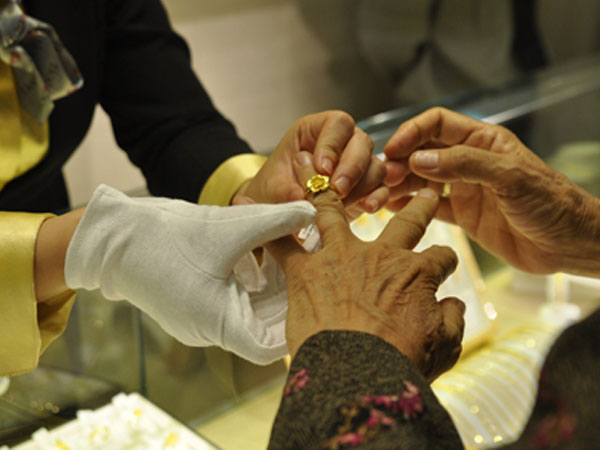 Giá vàng giảm đầu tuần