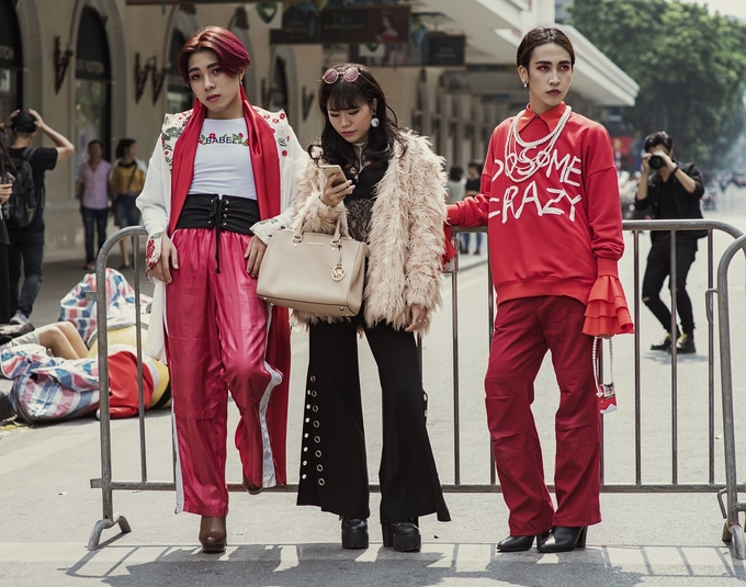 Giới trẻ Hà Nội mặc nổi loạn trên phố đi bộ