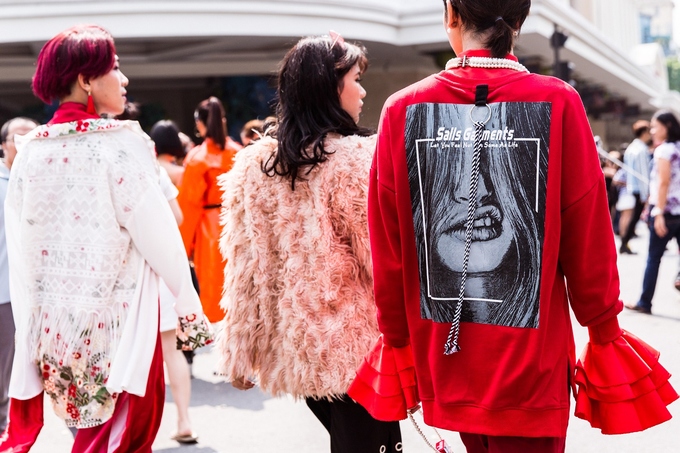 Giới trẻ Hà Nội mặc nổi loạn trên phố đi bộ