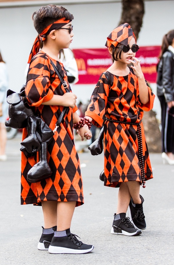 Giới trẻ Hà Nội mặc nổi loạn trên phố đi bộ