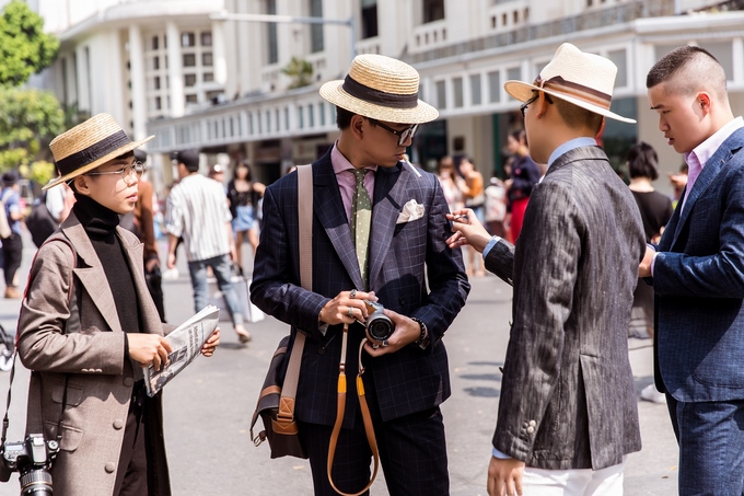 Giới trẻ Hà Nội mặc nổi loạn trên phố đi bộ