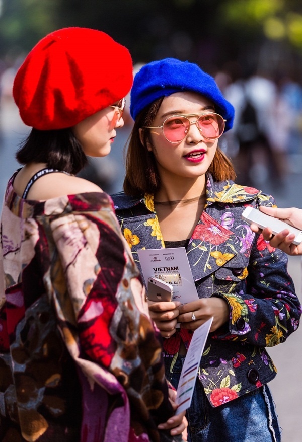 Giới trẻ Hà Nội mặc nổi loạn trên phố đi bộ