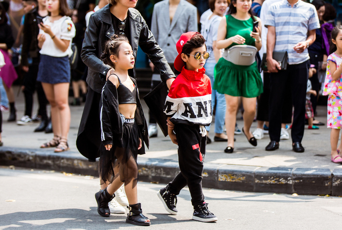 Giới trẻ Hà Nội mặc nổi loạn trên phố đi bộ