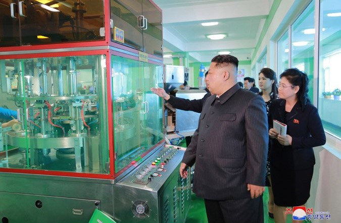 Ông Kim Jong Un thăm nhà máy mỹ phẩm chất lượng thế giới