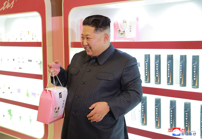 Ông Kim Jong Un thăm nhà máy mỹ phẩm chất lượng thế giới