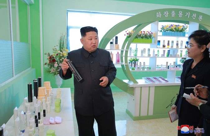 Ông Kim Jong Un thăm nhà máy mỹ phẩm chất lượng thế giới