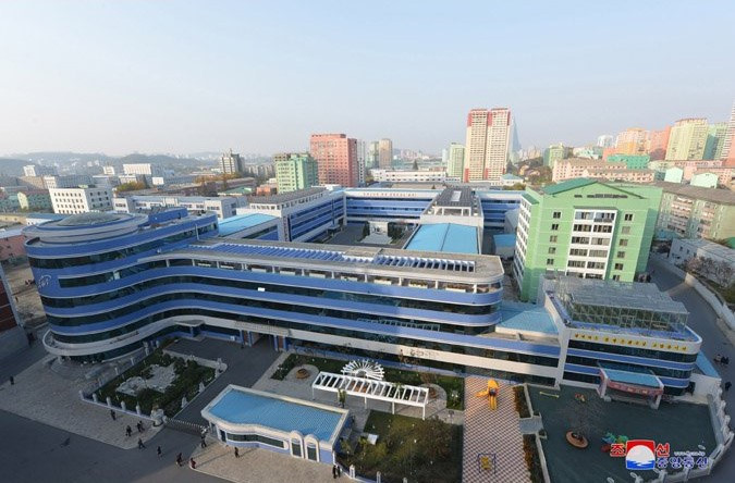 Ông Kim Jong Un thăm nhà máy mỹ phẩm chất lượng thế giới