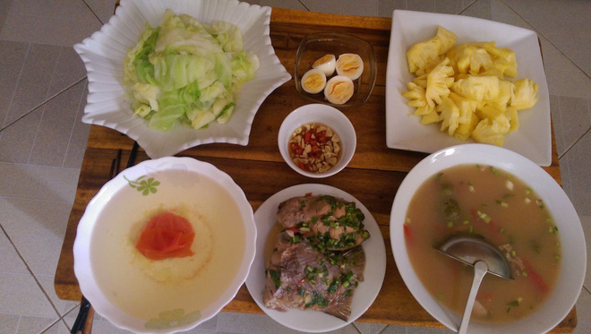 Mâm cơm ngày chủ nhật giá 100 nghìn gây tranh cãi, người nhà chê ki bo, người ngoài bảo thế cũng đủ ngon