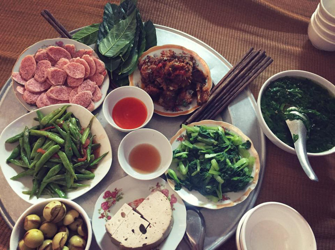 Mâm cơm ngày chủ nhật giá 100 nghìn gây tranh cãi, người nhà chê ki bo, người ngoài bảo thế cũng đủ ngon Mâm cơm ngày chủ nhật giá 100 nghìn gây tranh cãi, người nhà chê ki bo, người ngoài bảo thế cũng đủ ngon