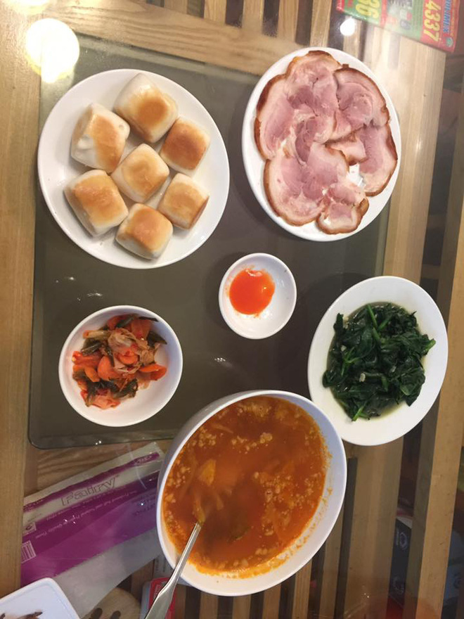 Mâm cơm ngày chủ nhật giá 100 nghìn gây tranh cãi, người nhà chê ki bo, người ngoài bảo thế cũng đủ ngon