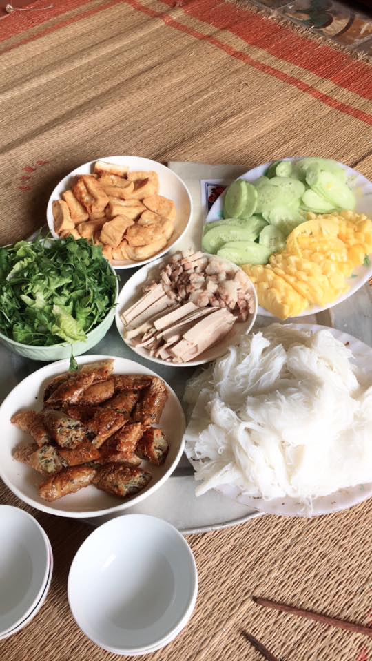 Mâm cơm ngày chủ nhật giá 100 nghìn gây tranh cãi, người nhà chê ki bo, người ngoài bảo thế cũng đủ ngon Mâm cơm ngày chủ nhật giá 100 nghìn gây tranh cãi, người nhà chê ki bo, người ngoài bảo thế cũng đủ ngon