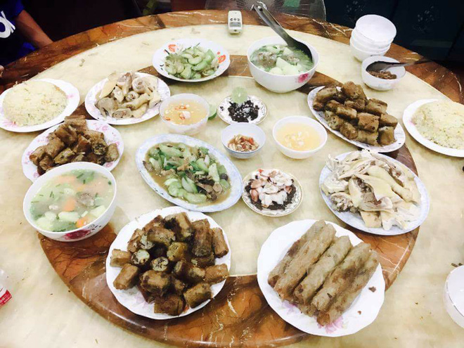 Mâm cơm ngày chủ nhật giá 100 nghìn gây tranh cãi, người nhà chê ki bo, người ngoài bảo thế cũng đủ ngon Mâm cơm ngày chủ nhật giá 100 nghìn gây tranh cãi, người nhà chê ki bo, người ngoài bảo thế cũng đủ ngon