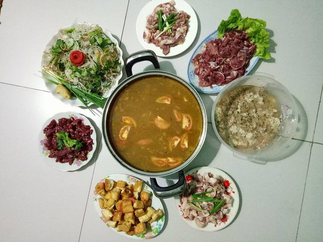 Mâm cơm ngày chủ nhật giá 100 nghìn gây tranh cãi, người nhà chê ki bo, người ngoài bảo thế cũng đủ ngon Mâm cơm ngày chủ nhật giá 100 nghìn gây tranh cãi, người nhà chê ki bo, người ngoài bảo thế cũng đủ ngon