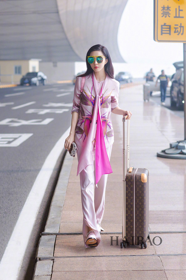 Tông màu từng bị hắt hủi vì quê và sến giờ lại được Sao lăng xê ầm ầm