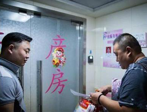 Mảnh giấy mẹ bầu lén nhét vào tay bác sĩ trước khi sinh, ai đọc cũng bất ngờ